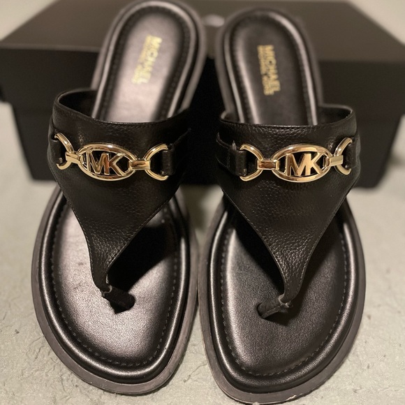 サンダル・ミュール MICHAEL KORS Women Sandals 40S4COFS1D001 Black Michael Michael Kors logo-plaque thong-strap Sandals | Black